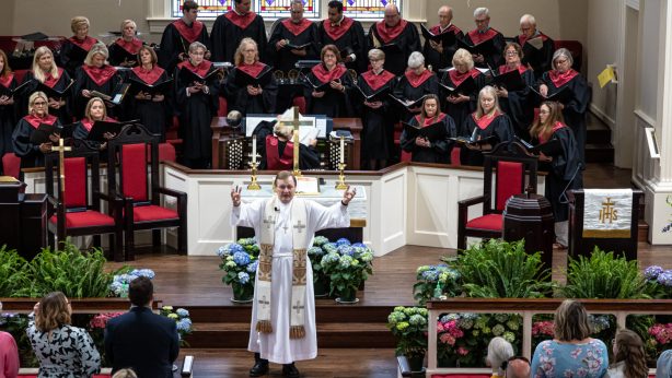 Paster gives benediction on Easter Sunday