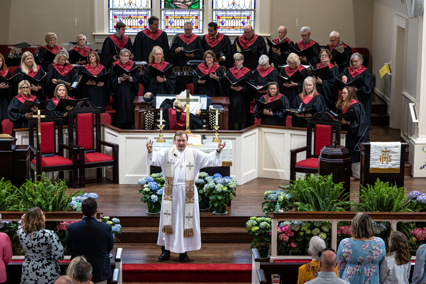 Paster gives benediction on Easter Sunday